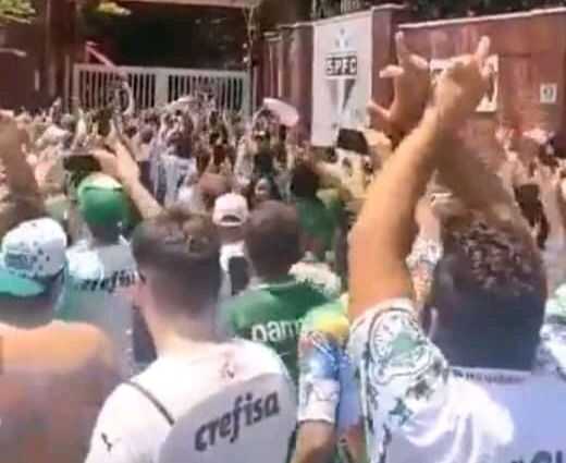 Alguns palmeirenses aproveitaram que estavam perto, e foram ver a taça do mundial do São Paulo.