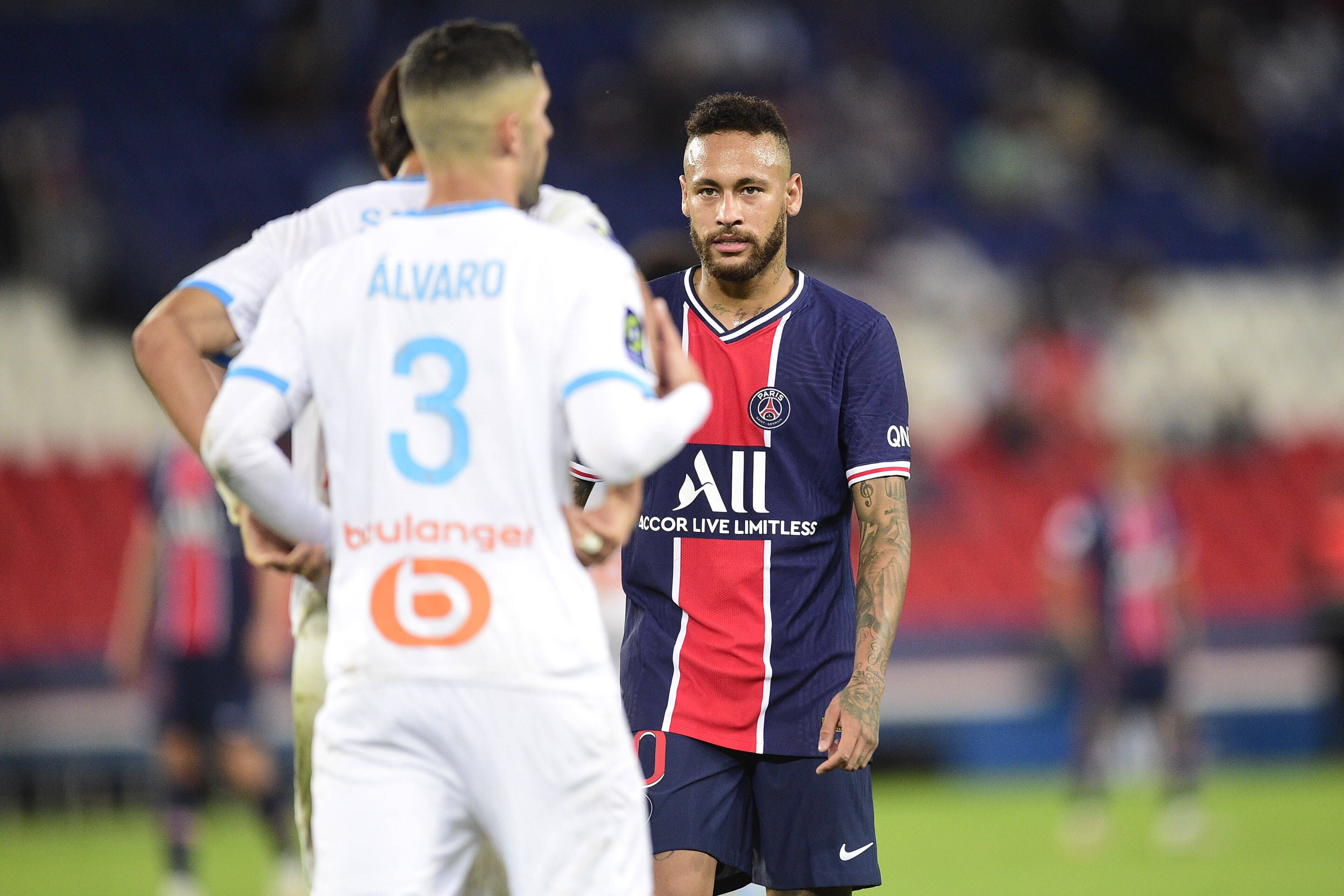 Neymar reage a uma ofensa do espanhol Álvaro González que o teria xingado de “macaco”
