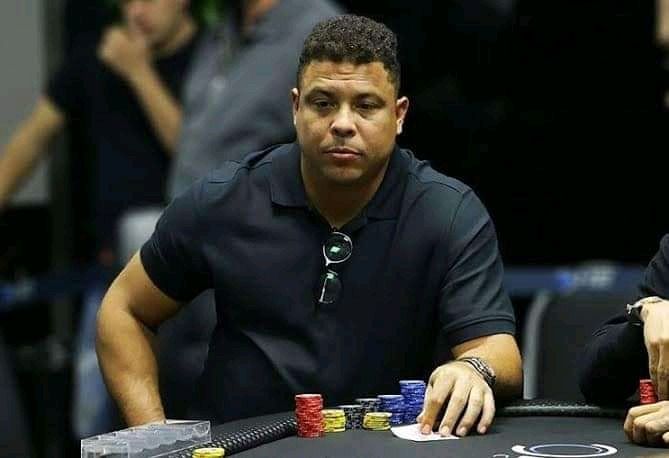 Após comprar o Cruzeiro, Ronaldo Fenômeno perde tudo em uma partida de pôquer contra dirigentes vascainos.