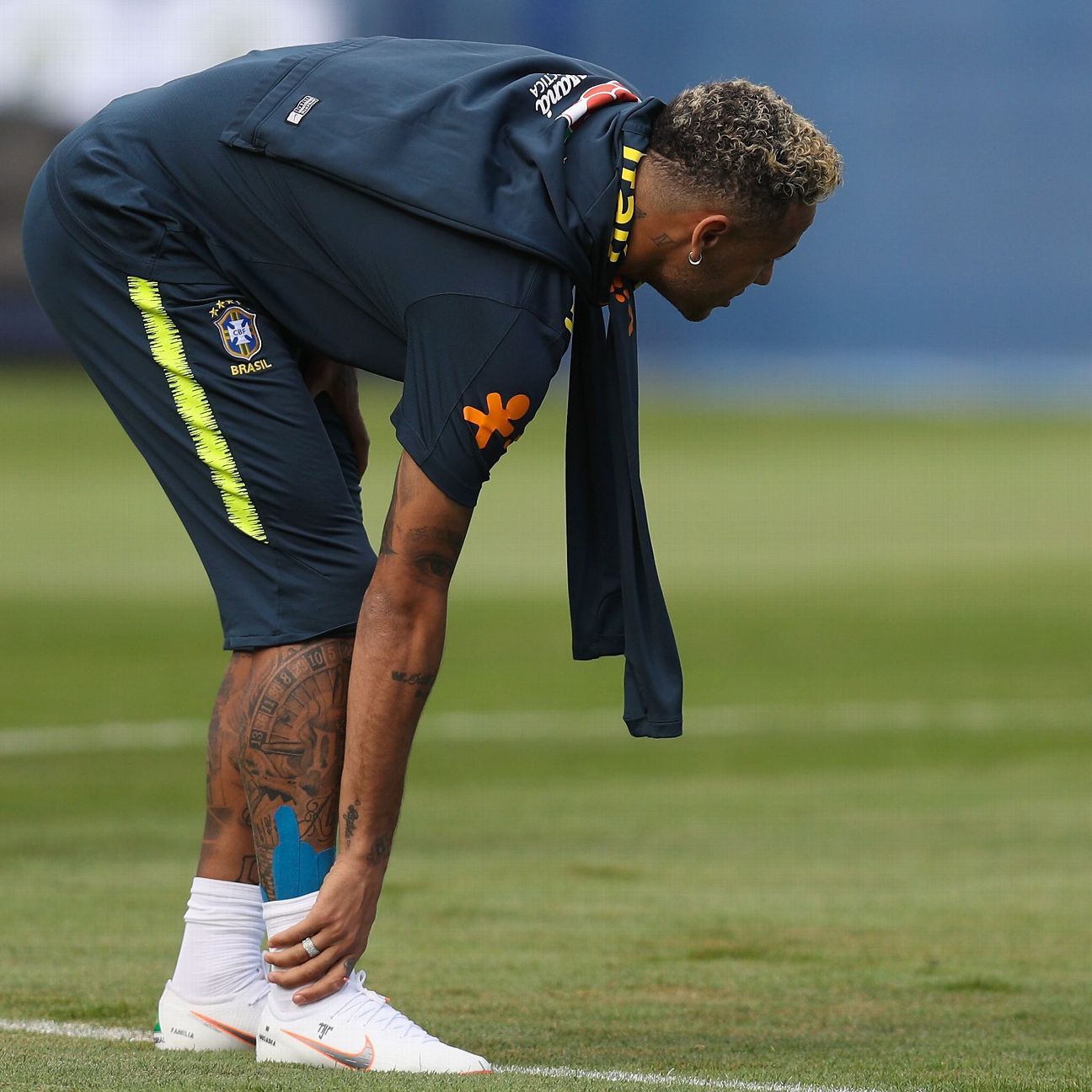 Neymar sente dores após entrada dura de Daniel Alves e pode ser dúvida na Copa
