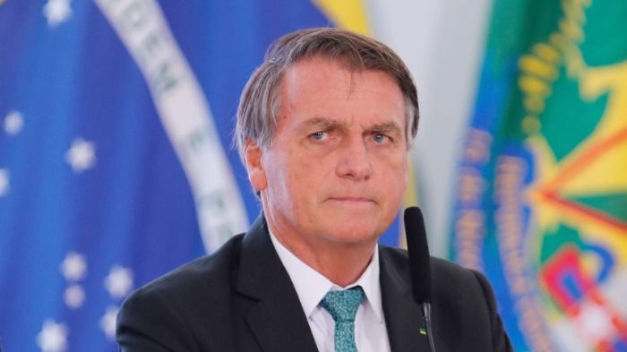 Bolsonaro dissolve STF e decreta Estado de sítio.