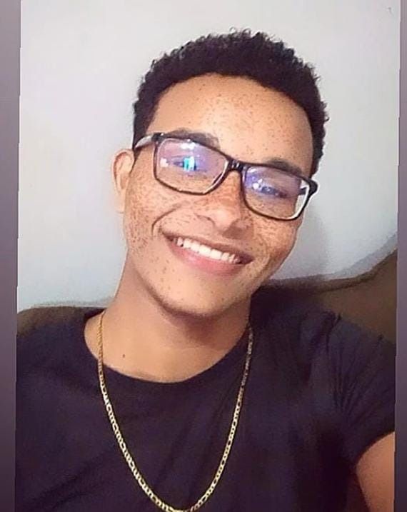 O jovem Henrique Oliveira é preso após ser suspeito de matar a namorada que conheceu através das redes sociais
