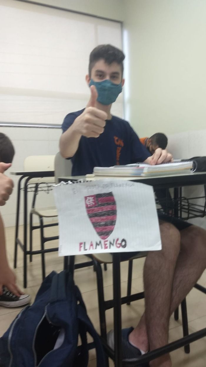 Jovem é flagrado torcendo para o Flamengo