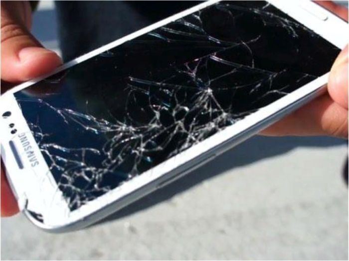 Homem quebra celular após dar (grau) e meninos de 11 a 12 anos não pagaram o conserto.
