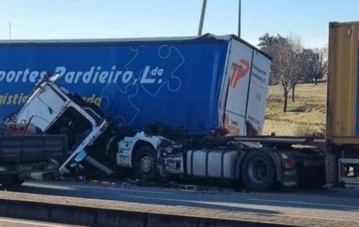 Guimarães: Dois homens mᴏrreram em acidente entre ligeiro e pesado