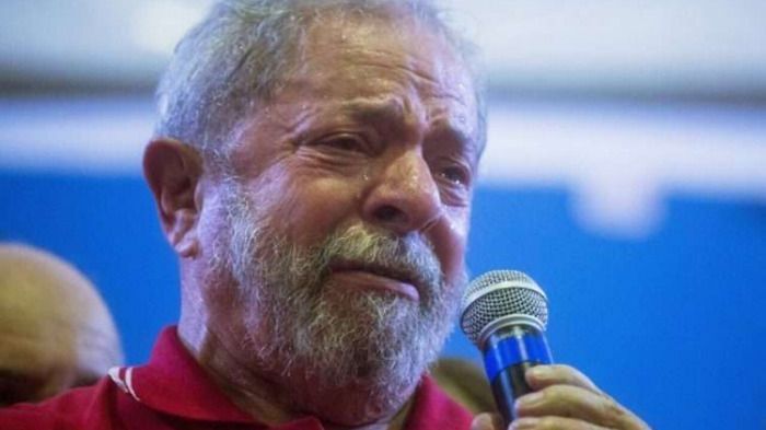 Lula afirma que em novembro de 1988 Bolsonaro roubou seu dedo.